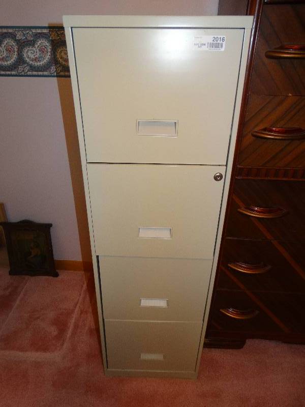 lot 2016 image: Metal 4 Drawer File Cabinet.
