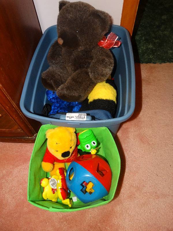 lot 2018 image: Tub & Storage Box wStuffed Animals & Toys.