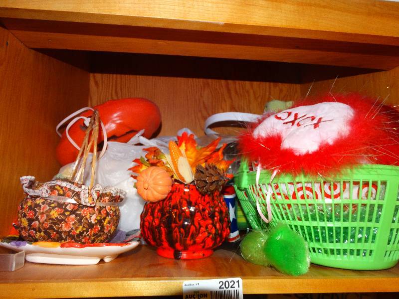 lot 2021 image: Shelf of Home Decor & Holiday Decorations.