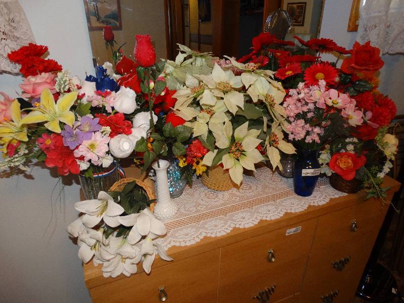 lot 2040 image: All Flower Bushes & Vases, Runner - on top of Dresser.