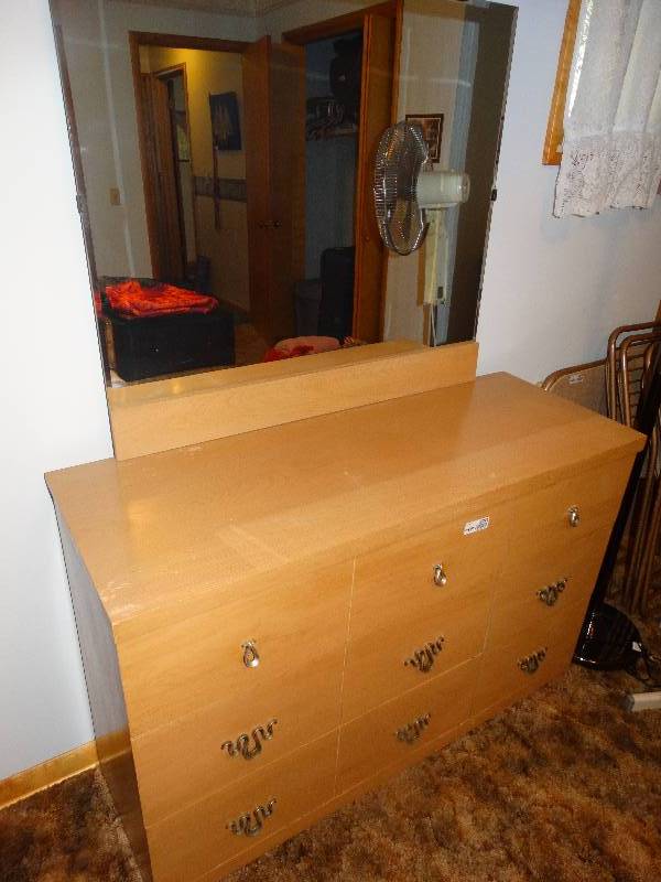 lot 2041 image: Vintage 6 Drawer Dresser wMirror. By Harmony House.