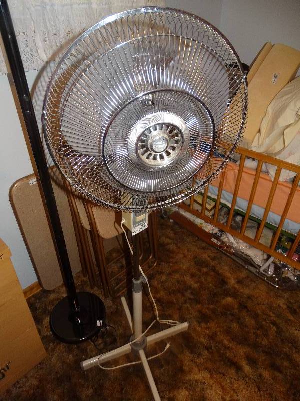 lot 2043 image: Cool-Breeze Oscilating Floor Fan.