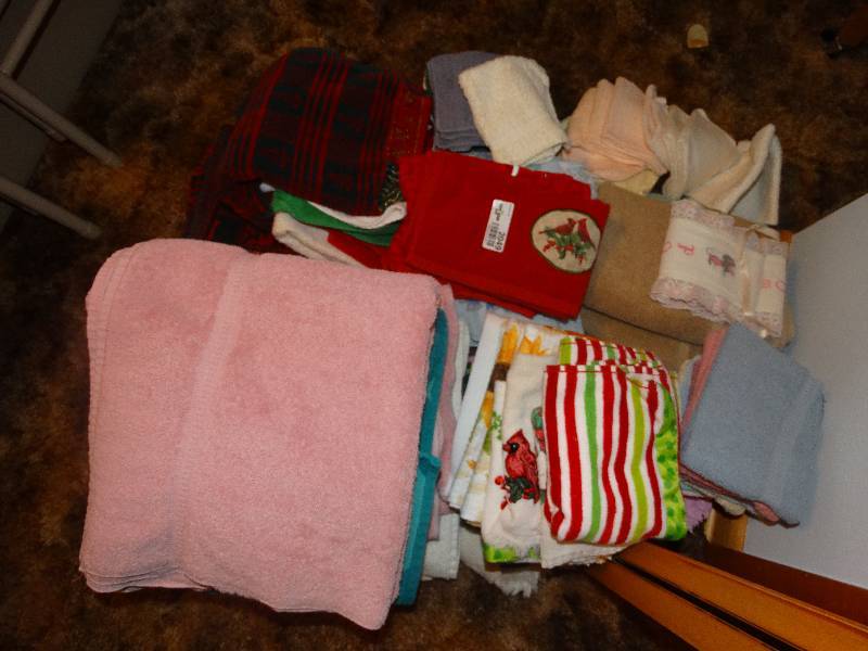 lot 2049 image: Large lot of Bath & Hand towels, Washcloths.