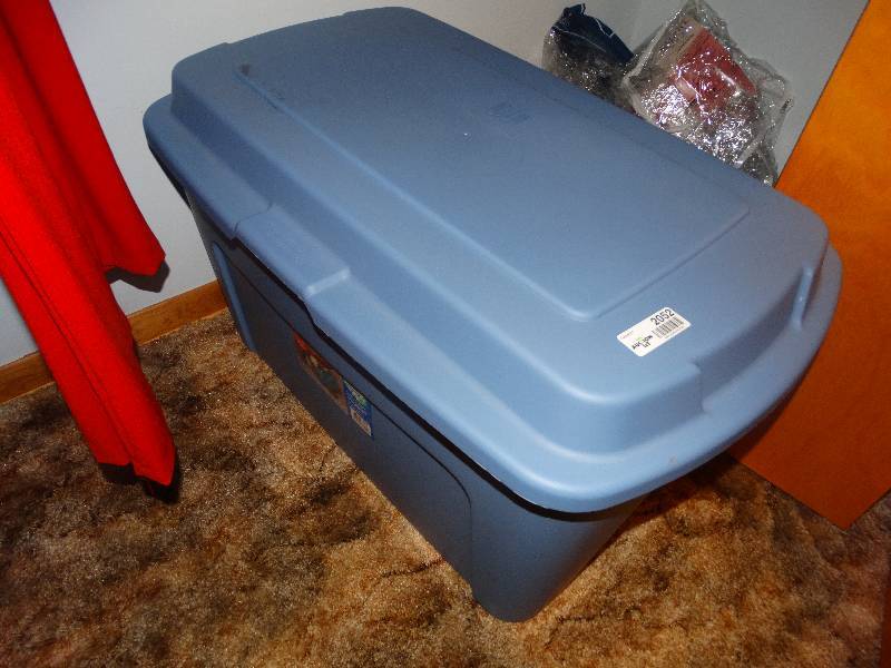 lot 2052 image: Large Blue Lidded Tub wBlankets & Pillow.