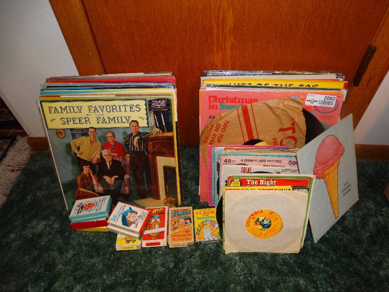 lot 2062 image: Large Lot of Vintage 33 Albums, 45s, & Flashcard sets, puzzle.