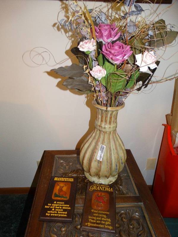 lot 2066 image: Large Vase wFlowers, wood GrandfatherGrandma Plaques.
