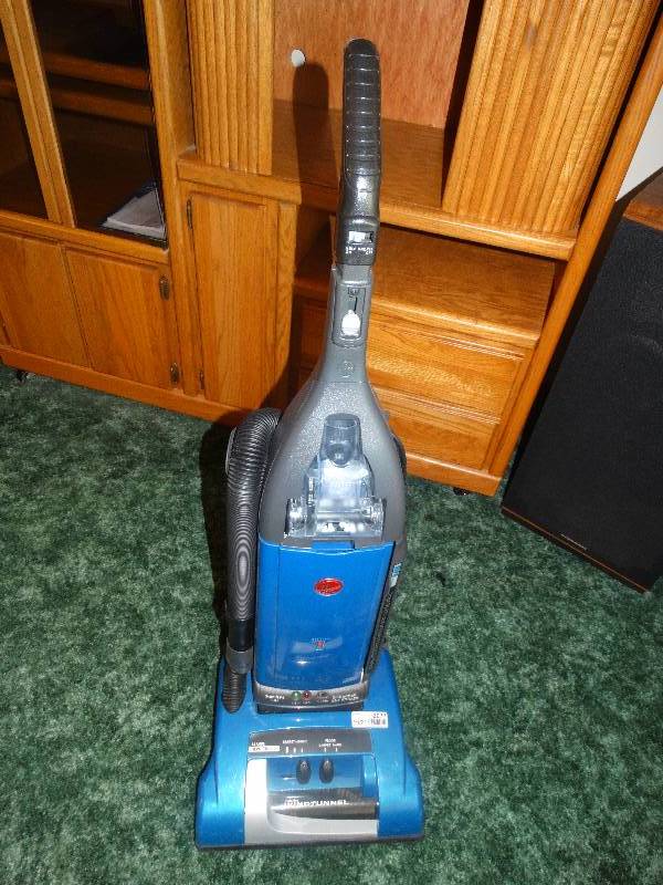 lot 2077 image: Hoover Wind Tunnel Vacuum - in box.