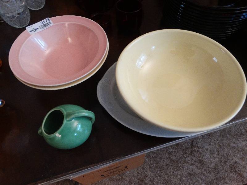 lot 2173 image: 3 LuRay Pastels Bowls, LuRay Pastels Tray & Small unmarked Vase.