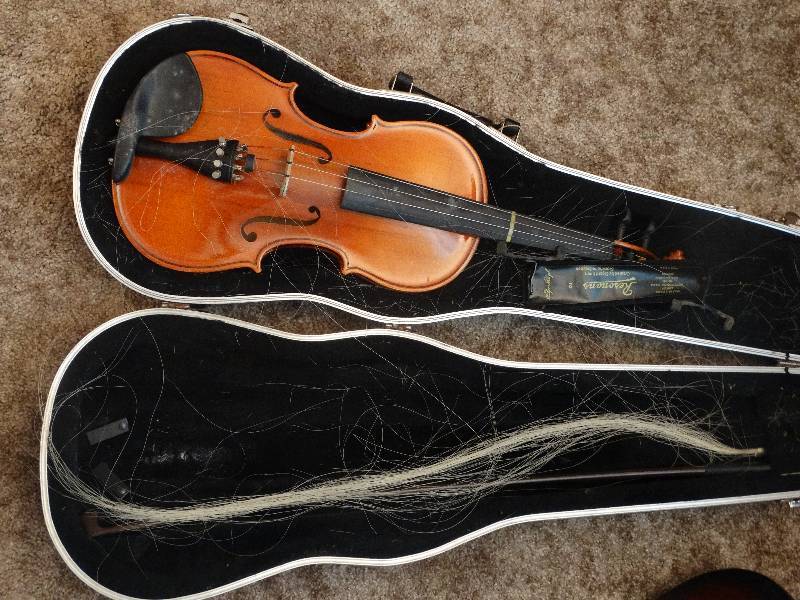 lot 2189 image: Vintage Violin & Bow in Case.