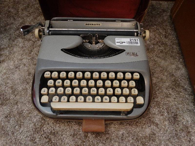 lot 2191 image: Vintage Royal - Royalite Typewriter in Case.