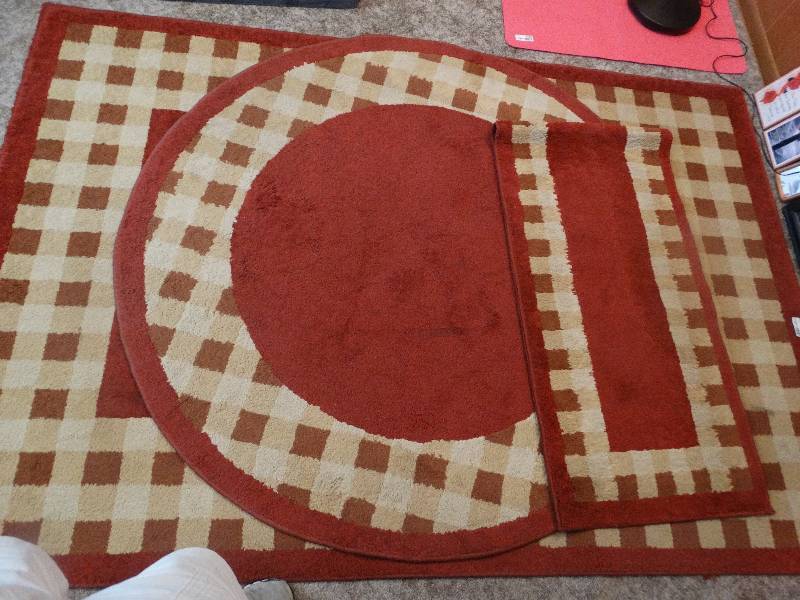 lot 2193 image: Set of 3 Matching Area Rugs. 5x7, 5 Round, and a Runner.