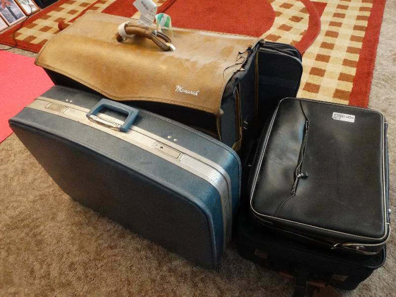 lot 2196 image: 5 Pieces of Various Luggage.