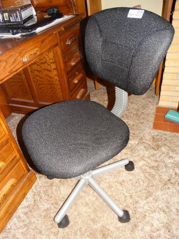 lot 2220 image: Swivel Office Chair on Casters.