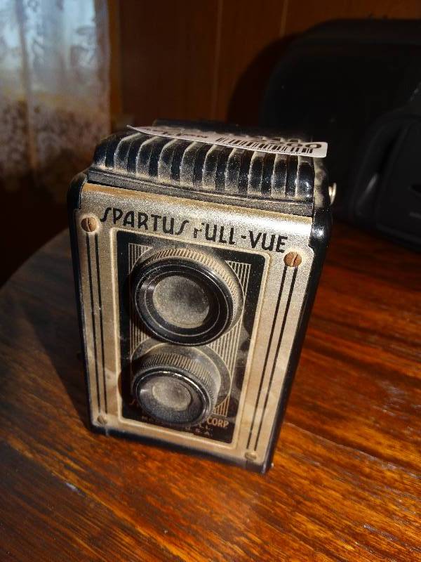 lot 2200 image: Antique Spartus Sports Full-Vue Camera.