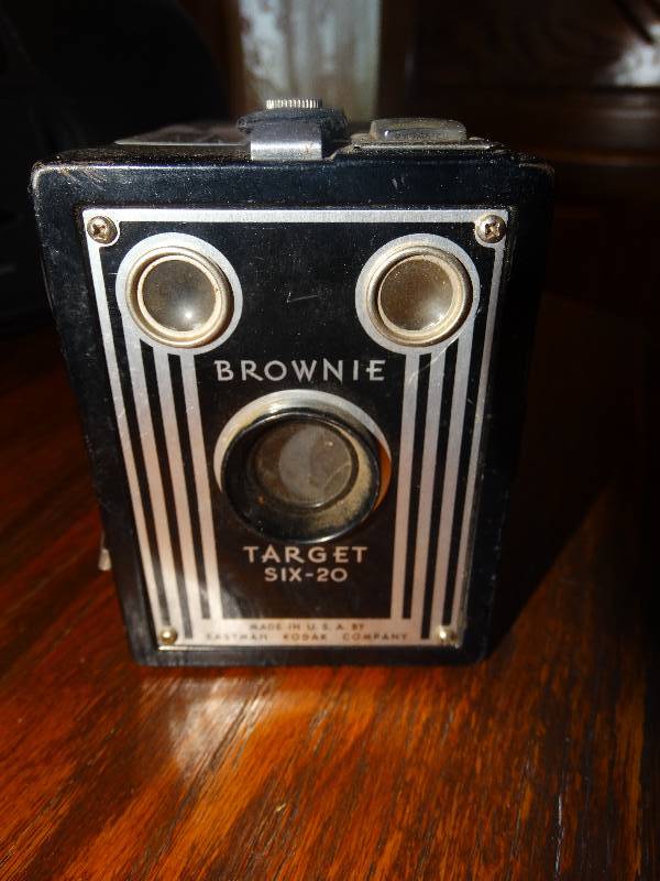 lot 2204 image: Antique Kodak Brownie Target Six-20 Camera.