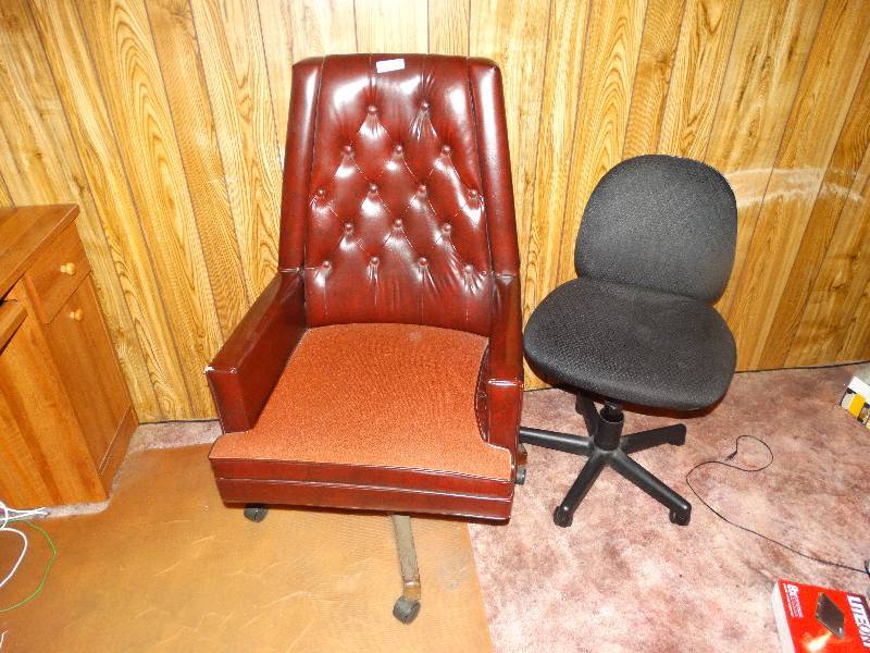 lot 2225 image: 2 Swivel Office Chairs & CarpetChair Mat.
