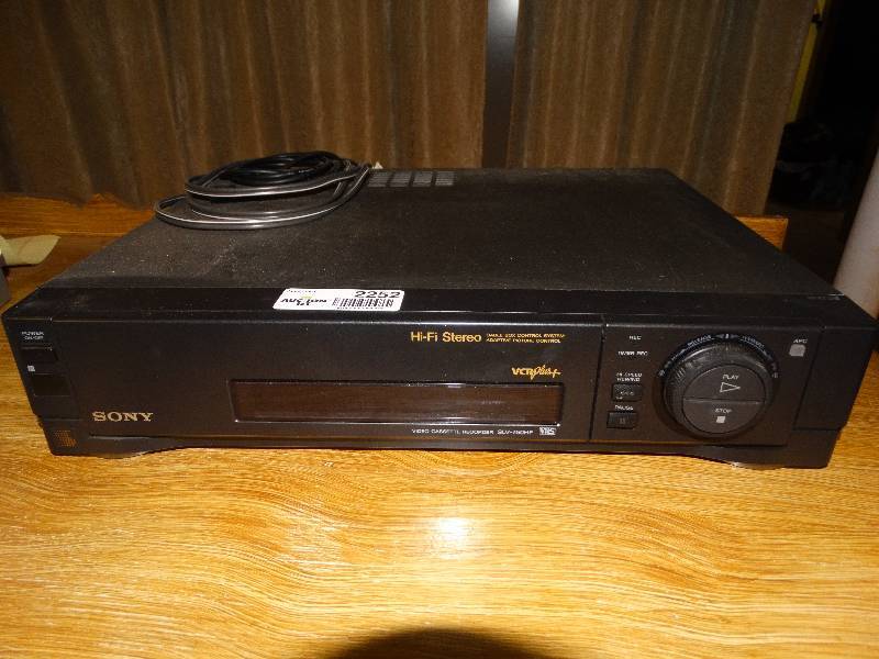 lot 2252 image: Sony VCRVHS Player - HiFi Stereo.