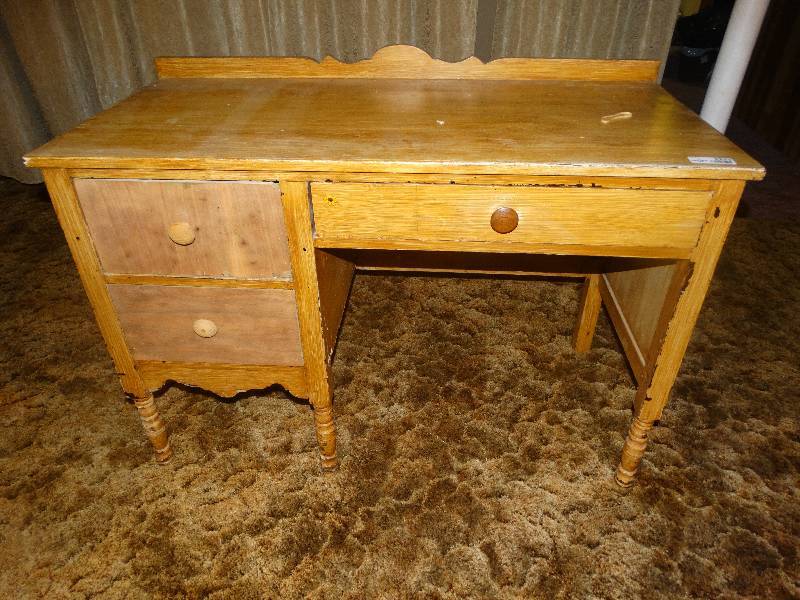 lot 2253 image: Vintage Painted Wood Desk w3 drawers.