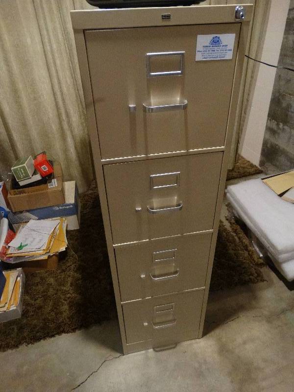 lot 2254 image: 4 Drawer Metal File Cabinet.
