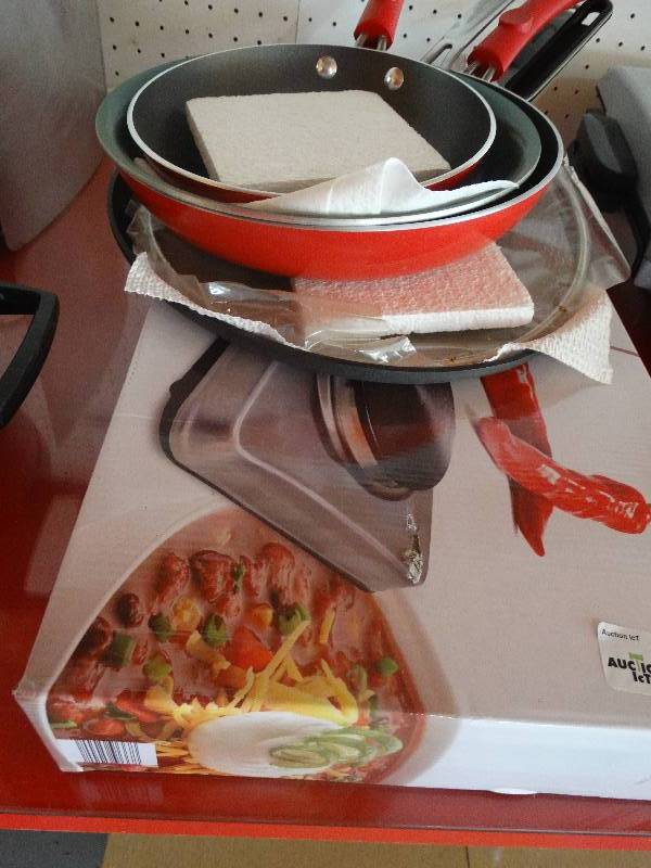 lot 2294 image: Double Burner Hot Plate & Lot of Cookware.