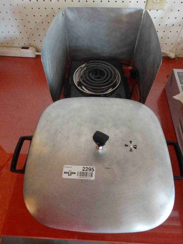 lot 2295 image: Electric Skillet & 3 Tabletop burners, wSplatter guard.