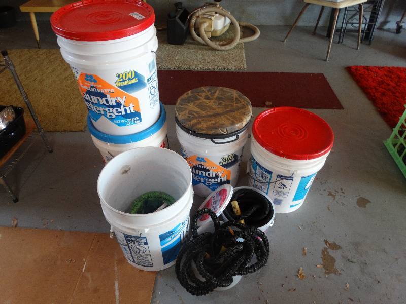 lot 2302 image: Lot of 5 Gallon Buckets - 1 has Seat top, 3 Expanding Hoses, Diverter attachments, Spray gun.