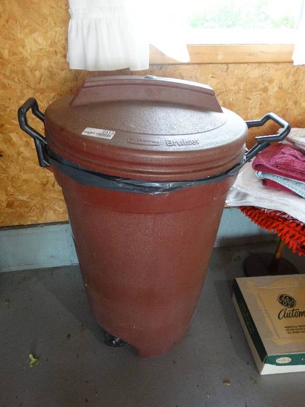 lot 2313 image: Rubbermaid Bruiser Wase Barrel wLid.