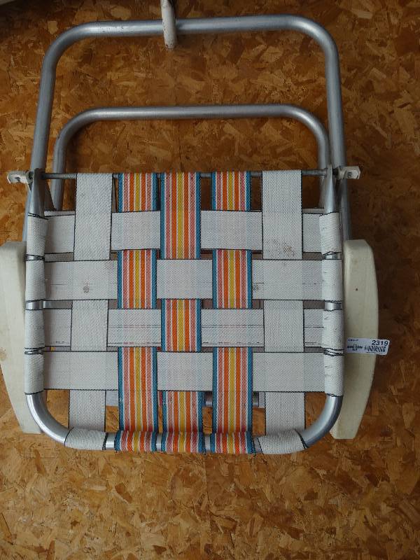 lot 2319 image: 2 Folding Lawn Chairs.