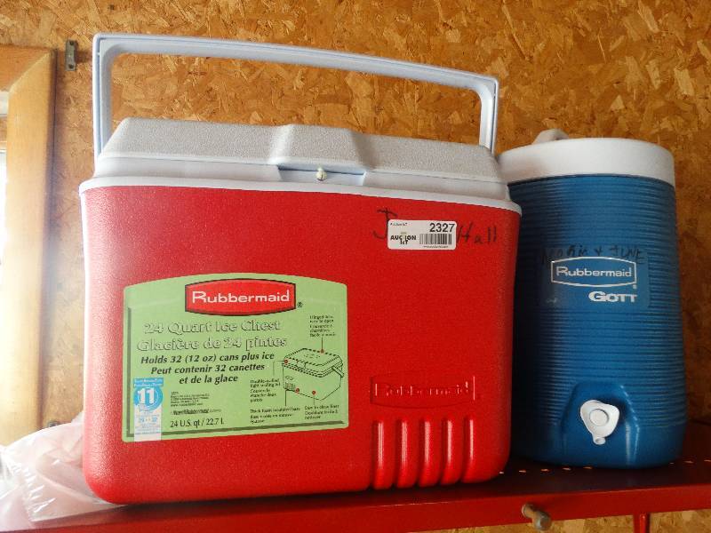 lot 2327 image: Rubbermaid 24qt. Ice Chest & Gott Water Cooler.
