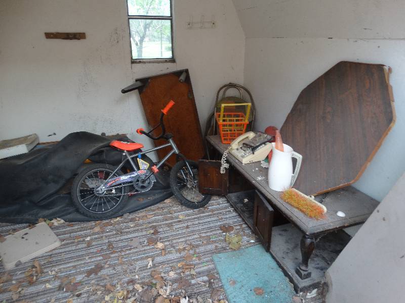 lot 2332 image: Contents of shed