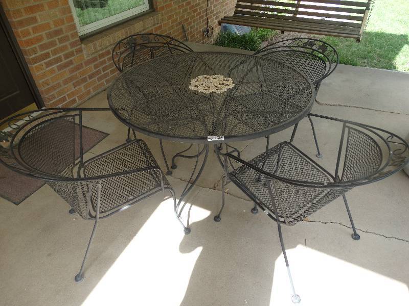 lot 2336 image: Metal patio set- Table & 4 chairs w small end table