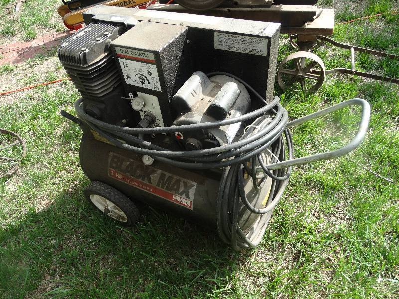 lot 2339 image: Sanborn black max 3 hp air compressor w hose