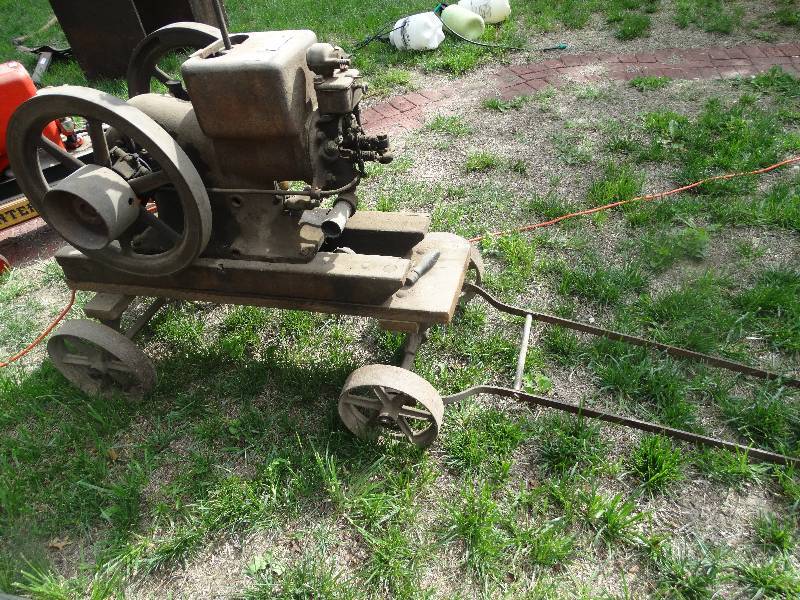 lot 2340 image: McCormick-Deering speed 500 hit & miss motor on stand w wheels