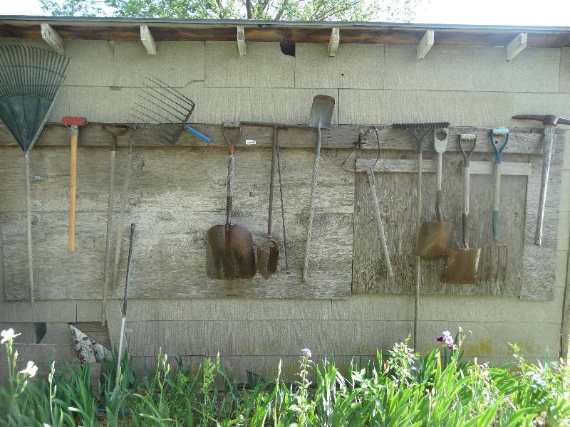 lot 2370 image: Various long handle tools