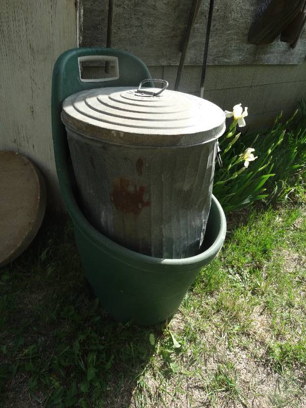 lot 2371 image: Garden cart & trash can w lid
