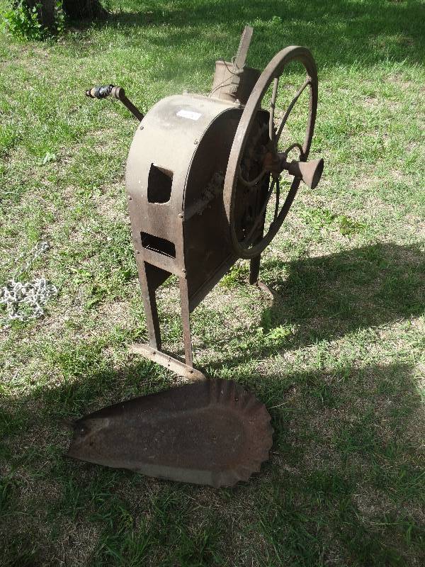 lot 2375 image: International Harvester Corn sheller