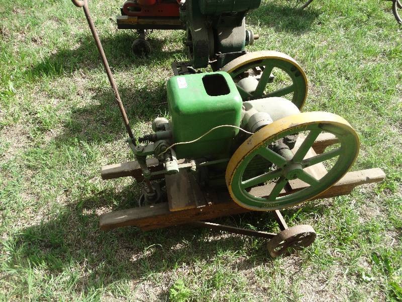 lot 2377 image: John Deere #318529 hit & miss motor w stand on wheels