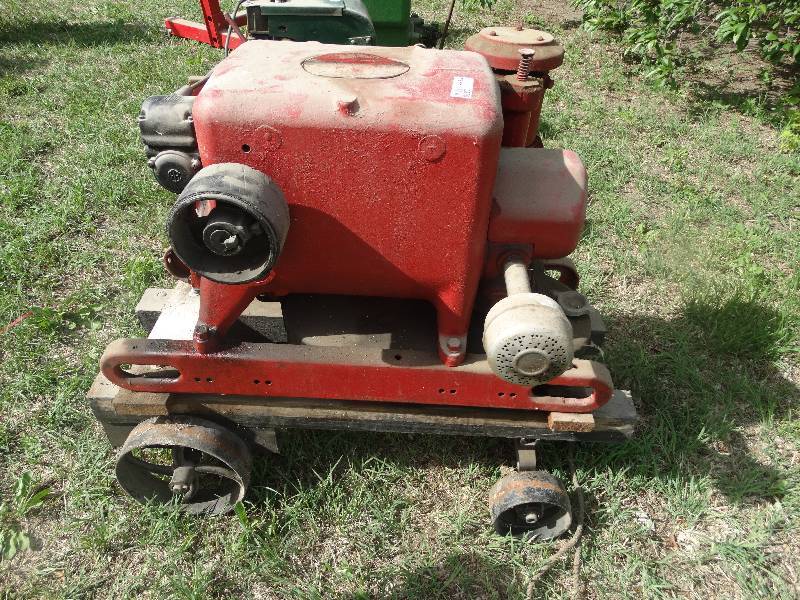 lot 2379 image: International Harvester Type- LB hit & miss motor on stand w wheels