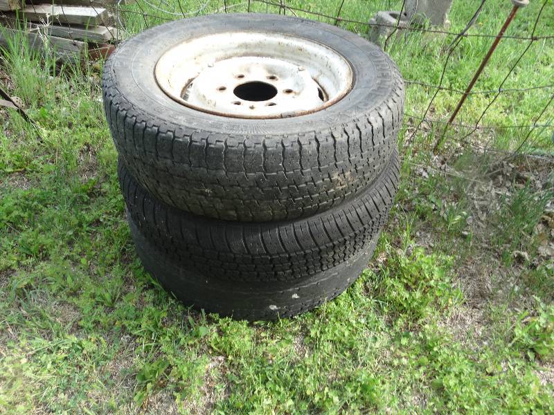 lot 2388 image: 3 various size tires
