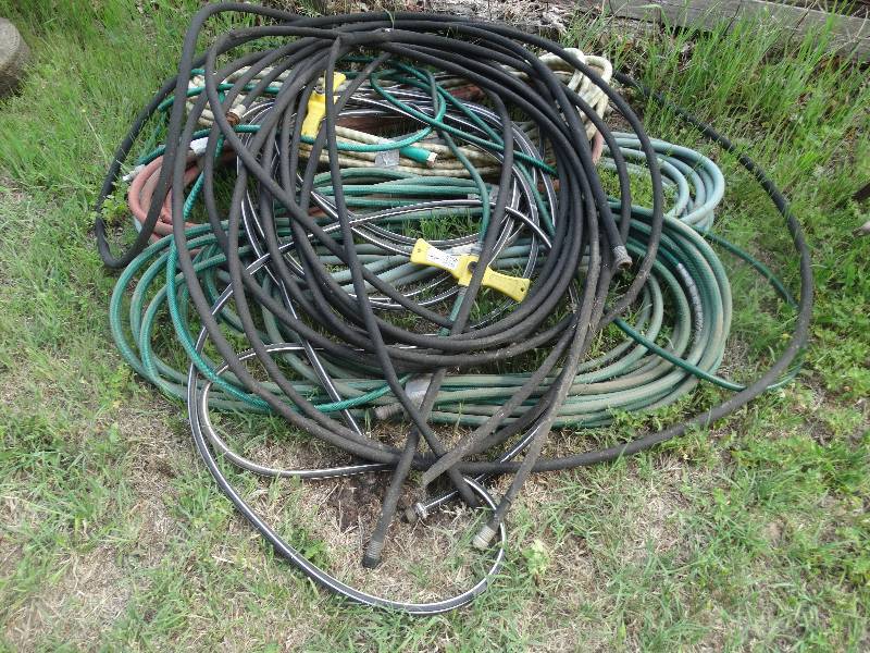 lot 2390 image: Lot of assorted garden hoses