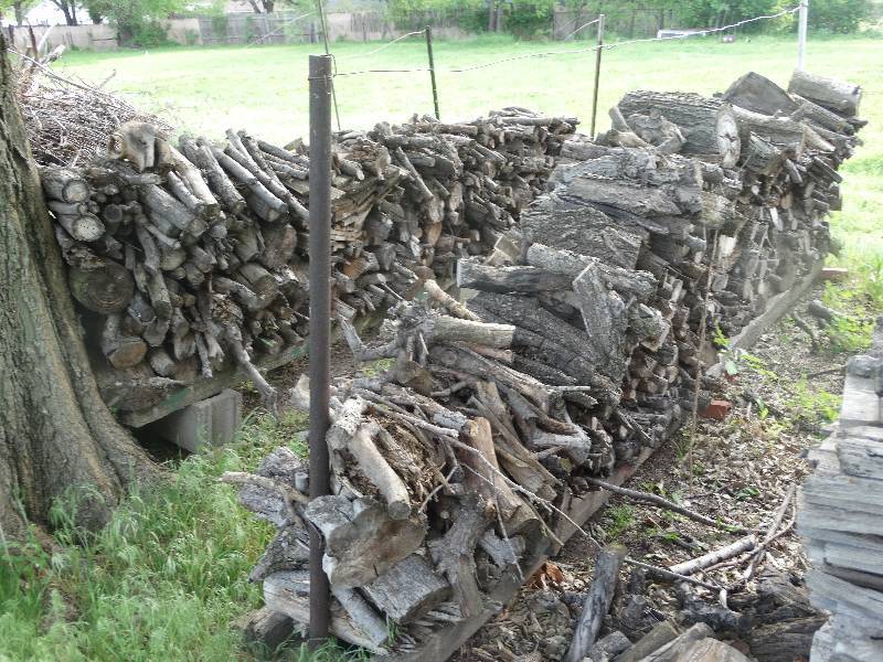 lot 2398 image: Large lot of firewood