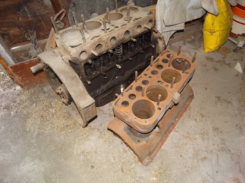 lot 2400 image: Old car motor