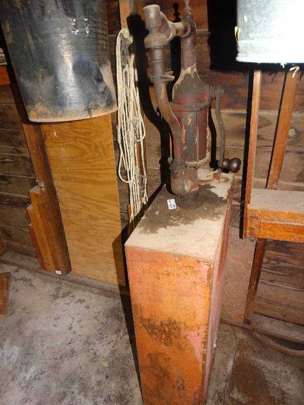 lot 2401 image: Oil pump