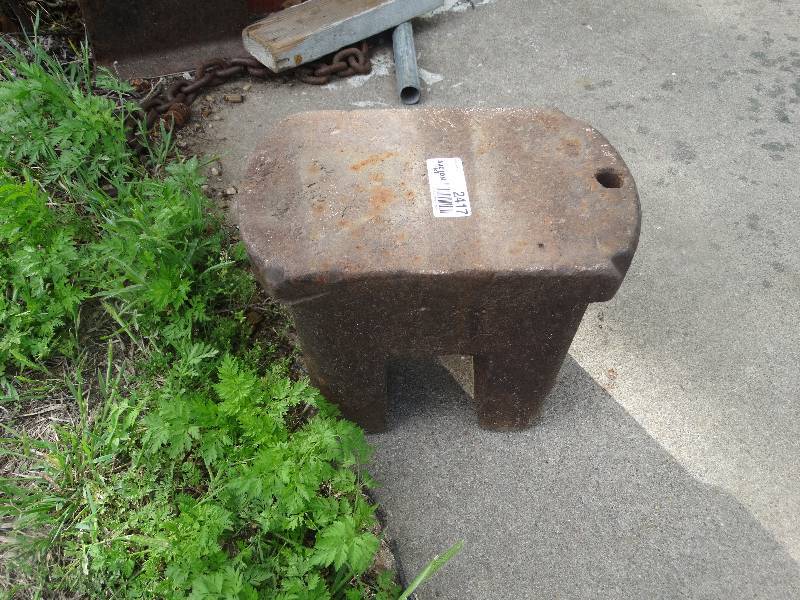 lot 2417 image: Heavy metal tractor weight