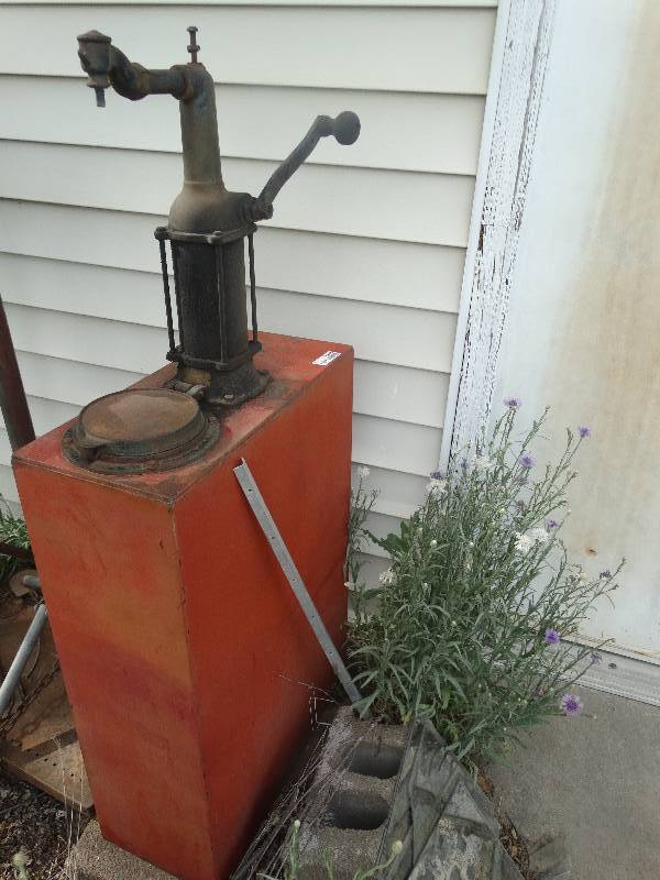 lot 2418 image: Old oil pump