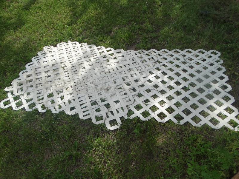 lot 2421 image: Plastic trellis