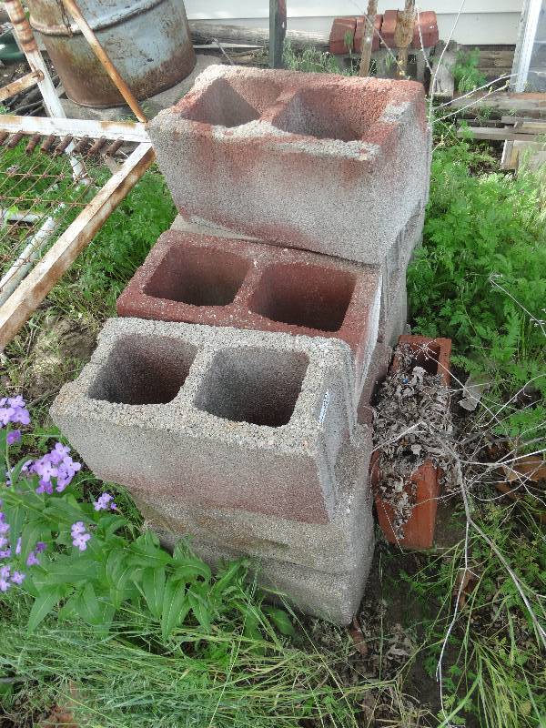 lot 2423 image: Lot of cinder blocks