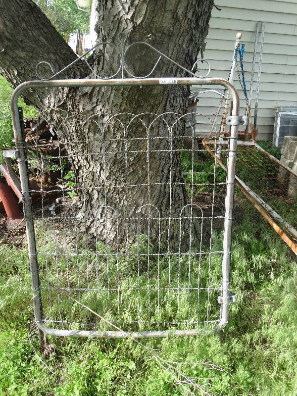 lot 2425 image: Gate