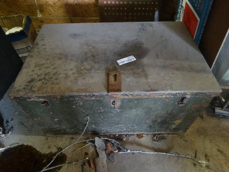 lot 3113 image: metal chest, and vacuum washer.