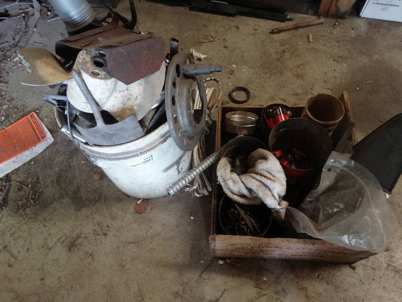 lot 3118 image: Contents of bucket and drawer. misc batteries and metal.